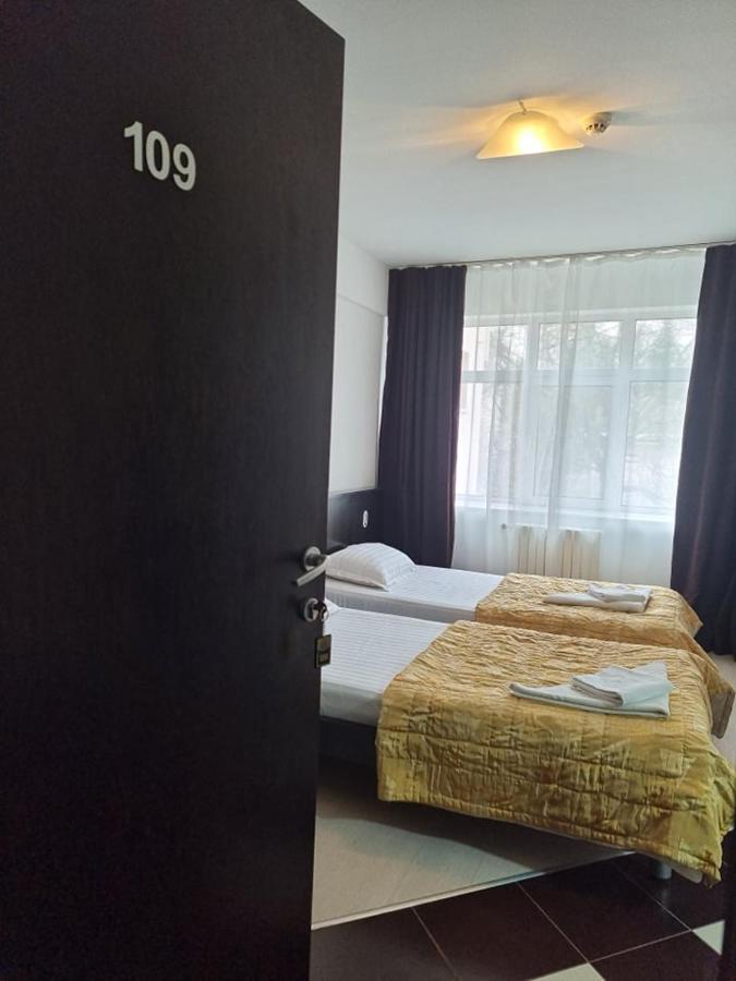 Hotel Vaslui Bagian luar foto